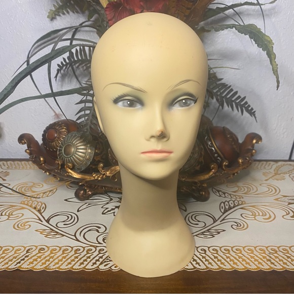 Mannequin Head - Picture 1 of 4